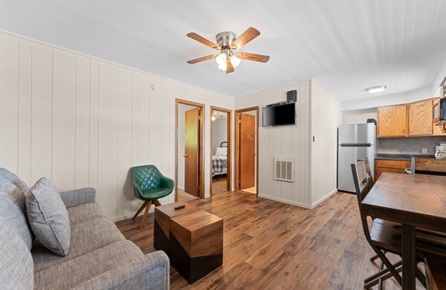 Kimberling City Cabina | 2BR Duplex Cabin w/Community Pool + Boat dock