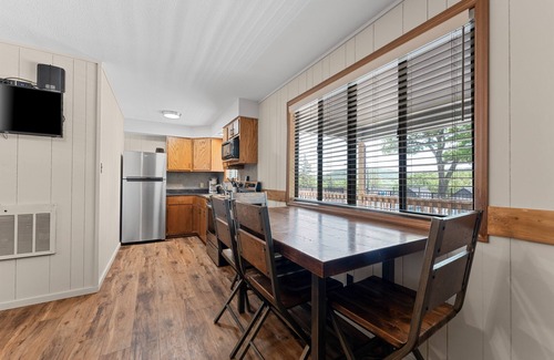 Kimberling City Cabina | 2BR Duplex Cabin w/Community Pool + Boat dock