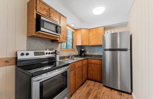 Kimberling City Cabina | 2BR Duplex Cabin w/Community Pool + Boat dock