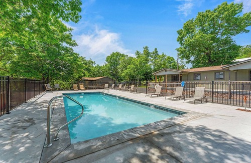 Kimberling City Cabina | 2BR Duplex Cabin w/Community Pool + Boat dock