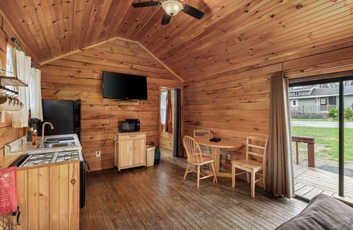 Russell Cabina | 2BR Eagles Nest Cottage