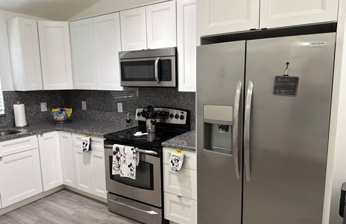 Southeast Orlando Condominio | 2BR Family Condo And Comfort Near It All! 3 Mins From Sunrail