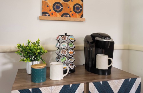 Sharon Heights Casa | The Sunnyside Modern Classic: Quiet, CLEAN and Comfortable+Dogs OK+Easy Parking