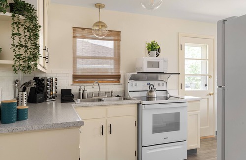 Sharon Heights Casa | The Sunnyside Modern Classic: Quiet, CLEAN and Comfortable+Dogs OK+Easy Parking