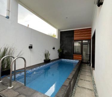 Sidomulyo Villa | 2BR Family Villa with Private Pool, Rooftop, Karaoke by Villa Tama