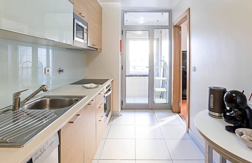 Mafamude Apartamento | 2BR Flat by Metro w/ Free Parking by LovelyStay