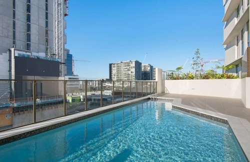 Newstead Apartamento | 2BR Food Drink Hub Gym Pool Views Roof Terrace