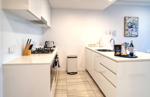 Newstead Apartamento | 2BR Food Drink Hub Pool 2 Cars Gym Rooftop