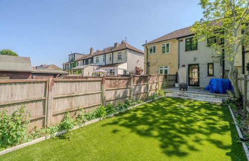 Norwood Green Apartamento | 2BR Garden Home Free Parking for 7 Guests Easy Access to London & Heathrow