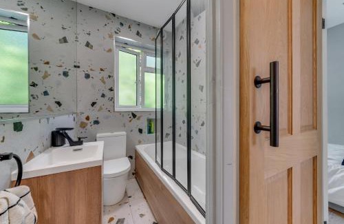 Norwood Green Apartamento | 2BR Garden Home Free Parking for 7 Guests Easy Access to London & Heathrow