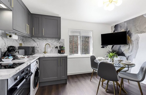 Parsons Green and Walham Casa | 2BR Gem and a Tranquil Haven in Fulham