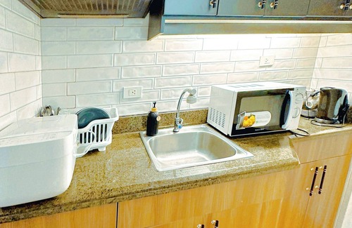 669 Ermita Condominio | 2BR Gem in MNL w/Pool, Fast WiFi, Netflix Near Luneta US Embassy & Intramuros