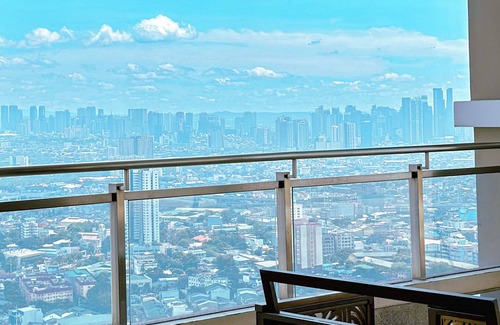 669 Ermita Condominio | 2BR Gem in MNL w/Pool, Fast WiFi, Netflix Near Luneta US Embassy & Intramuros
