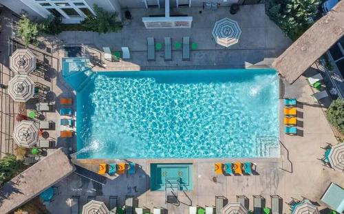 Reno/Tahoe Airport Apartamento | 2BR Getaway Pool Gym Basketball Court & Theater Access