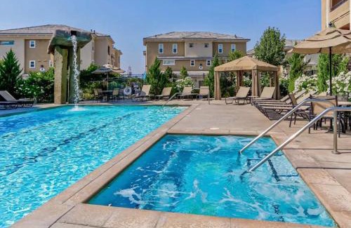 Reno/Tahoe Airport Apartamento | 2BR Getaway Pool Gym Basketball Court & Theater Access
