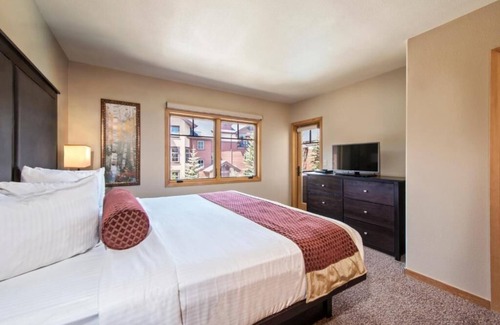 Four O'Clock Hotel | 2BR - Grand Timber Lodge