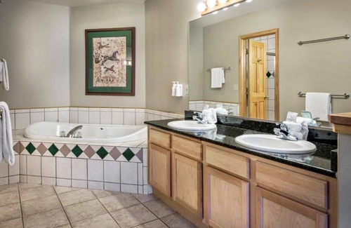 Four O'Clock Hotel | 2BR - Grand Timber Lodge