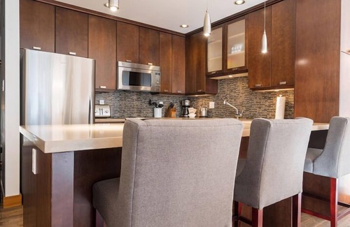 Blueberry Hill Condominio | 2BR | Greyhawk | King Bed | Hot Tub & Sauna | Secure Parking | BBQ
