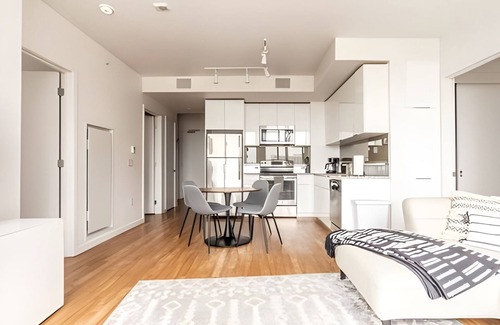 West Bellevue Apartamento | 2BR | Gym, Rooftop & Pool | Bellevue | Sophari A