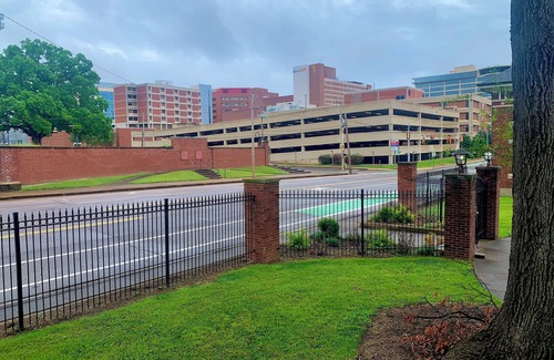 Central Gardens Apartamento | 2br Hideaway: 2 mi from Beale St & Overton Square!