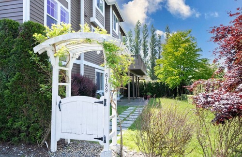 Cougar Mountain Casa | 2BR Hideaway: Bar Vibes, Game & LEGO Joy @Bellevue