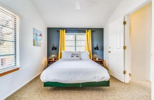 West University Apartamento | 2BR Hideaway with Patio Springtime in Downtown