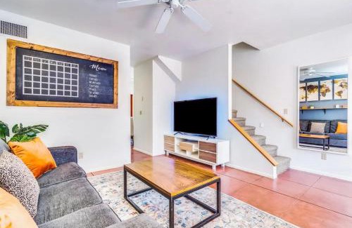 West University Apartamento | 2BR Hideaway with Patio Springtime in Downtown