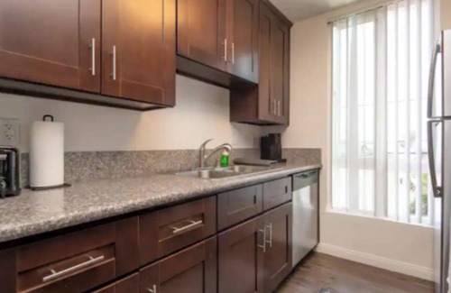 Little Armenia Apartamento | 2BR Hollywood Apt w/ Rooftop Pool & Stunning Views