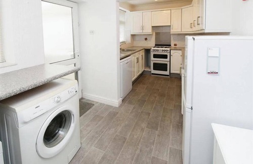 Bradford Casa | 2BR Home/garden/patio/city Access/6 Guests