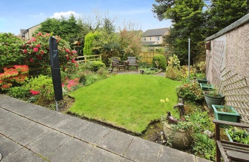 Bradford Casa | 2BR Home/garden/patio/city Access/6 Guests