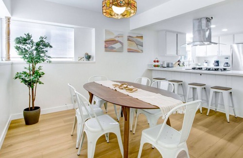 Azusa Casa | 2BR Home Near DTLA, Parks, & Disneyland #TravelSGV