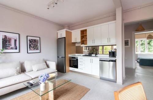 Adalar Apartamento | 2BR House W Island Charm