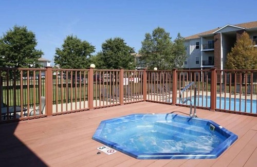 Bloomington Apartamento | 2BR in Bloomington | Spacious | Pet-Friendly