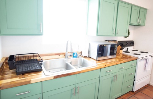 Menlo Park Casa | 2BR in Quiet Menlo Park. Close to downtown and I-10. Fully stocked kitchen.