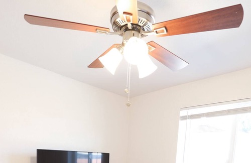 Menlo Park Casa | 2BR in Quiet Menlo Park. Close to downtown and I-10. Fully stocked kitchen.