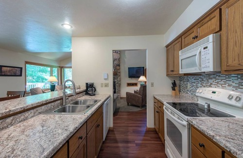 Baileys Harbor Condominio | 2BR Lakefront Condo: Sauna, Indoor Pool, & Balcony