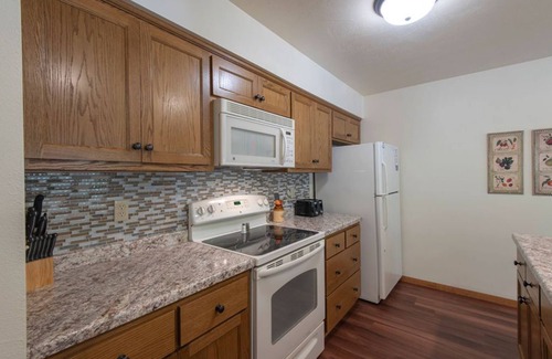 Baileys Harbor Condominio | 2BR Lakefront Condo: Sauna, Indoor Pool, & Balcony