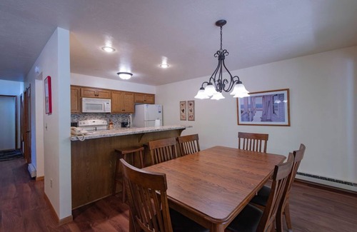 Baileys Harbor Condominio | 2BR Lakefront Condo: Sauna, Indoor Pool, & Stunning Views