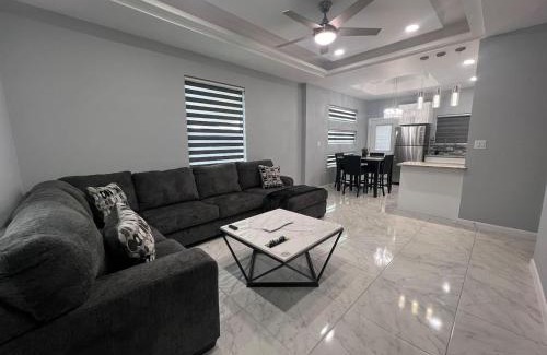 Alamo Apartamento | 2BR Luxe Home Near Downtown Pharr