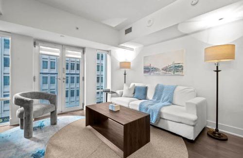 Bay Cloverhill Apartamento | 2BR Modern Condo with City Skyline Views & Pool