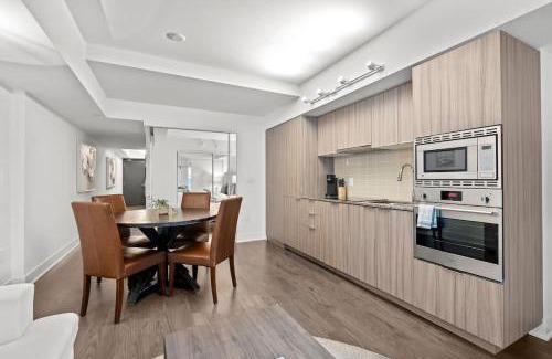 Bay Cloverhill Apartamento | 2BR Modern Condo with City Skyline Views & Pool