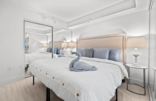 Bay Cloverhill Apartamento | 2BR Modern Condo with City Skyline Views & Pool