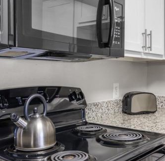 Pleasant Valley Apartamento | 2BR Modern Hideaway near Downtown, Gated, Pool
