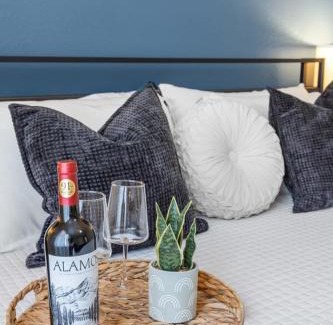 Pleasant Valley Apartamento | 2BR Modern Hideaway near Downtown, Gated, Pool