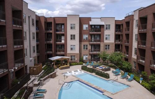 West Congress Apartamento | 2BR Modern SoCo CozySuites w 2 Pools #06