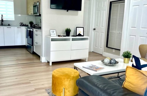 Flagami Casa | 2BR Modern/Top Location/Terrace/10min Airport and Coral Gables