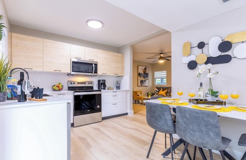 Flagami Casa | 2BR Modern/Top Location/Terrace/10min Airport and Coral Gables