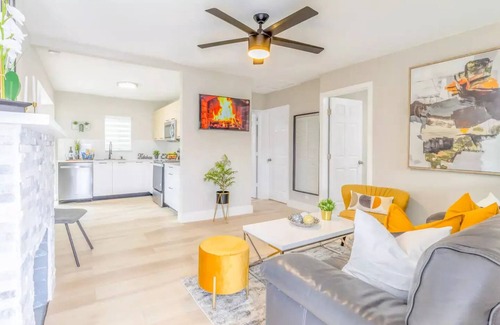 Flagami Casa | 2BR Modern/Top Location/Terrace/10min Airport and Coral Gables