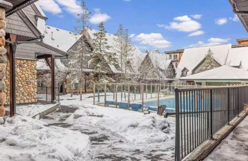 Canmore Chalet De Esquí | 2BR Mystic Springs Escape with BBQ, Pool, Hot tub