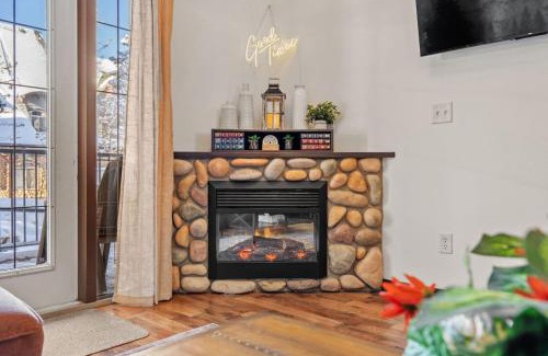 Canmore Chalet De Esquí | 2BR Mystic Springs Escape with BBQ, Pool, Hot tub